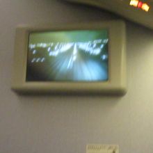 着陸直前、前方スクリーンのカメラ映像