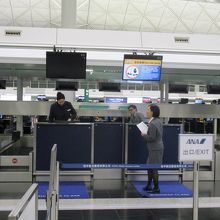 香港国際空港、出発３時間前にカウンタがオープン