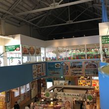 2階の半分が海辺の食卓です