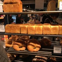 入ってすぐの棚にパンが並ぶ