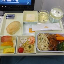 往路(NRT-SGN)：機内食