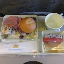 往路(SGN-BKK)：機内食は1種類のみでアルコールも無し