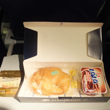 往路(MEX-HAV)：機内食とおつまみ