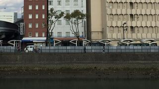 マチナカを流れる。