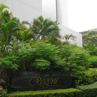 エントランスから少し離れた位置に看板がありました