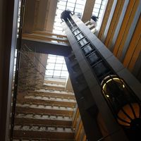 エレベータを中心に配置した吹き抜けです