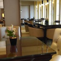 クラブルームでは各テーブルに鉢植えが置かれています