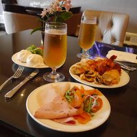 ハッピーアワーの食事メニューもたっぷりあります