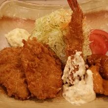 豚カツエビフライ豚しょうが焼きで1000円