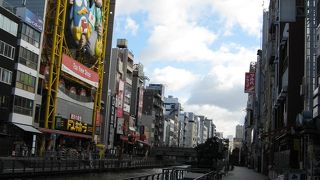 川沿いを歩けます