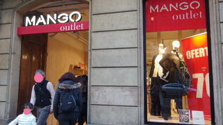 店内は広く服はたくさん。メンズ、キッズもあり。