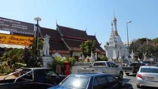 寺院マッサージ棟にてタイ伝統医学の秘技、「トークセン」を施術してもろた。