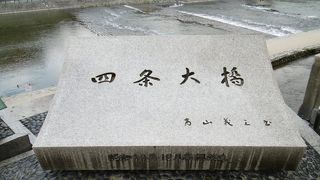 メインストリートにある大きな橋