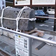 伊豆稲取駅のそばで江戸城の築城石を引けます