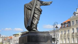 ショパンの心臓が眠る柱がある、おごそかな教会です♪