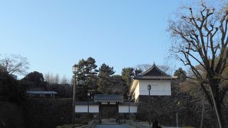 両サイドの濠を眺めながら・・