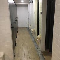 トイレとシャワーは向かいにあります。