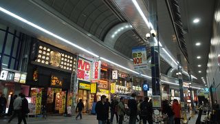 活気のあるアーケード商店街