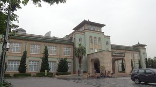 戦争の爪痕も残る歴史的価値の高い建物