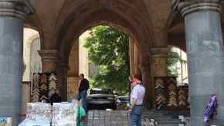 ルスタベリ通りの骨董品市