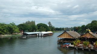 鉄橋を眺めるにはいい場所だろう