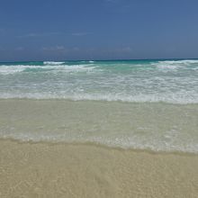 次々に波が打ち寄せます。