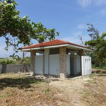 東側のトイレ・シャワー。