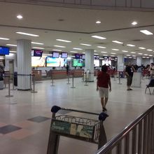 搭乗手続きカウンター。現在一部工事中。