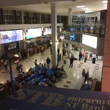 到着ロビーの様子。カフェもあるが高い！