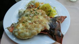 観光客向きの大箱レストラン