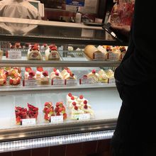 いちごのケーキが並ぶ