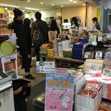 時間つぶしの人でにぎわう店内