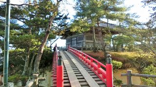 海に突き出た五大堂