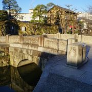 橋のたもとには大原美術館