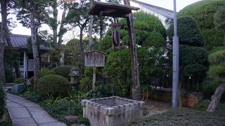 代官所の碑の横