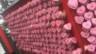 恋愛成就だそうで、若い女性ばかりでした。