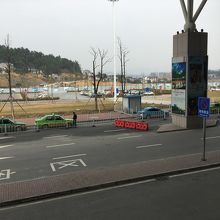 これは帰りに空港に到着した時の様子。バスはいませんでした。