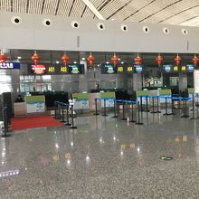 2Fの到着ロビーの様子。チェックインは2時間前から。