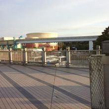 舞浜駅からの歩道橋で繋がっています