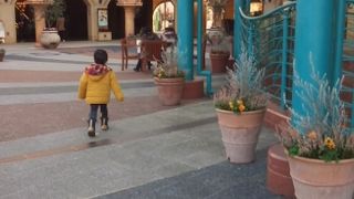 ディズニーランドでの食事は一旦出て、ここで食べます。