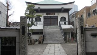 そびえる本堂です