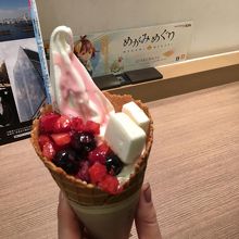 チーズケーキをトッピング