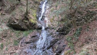 小規模な滝。軽いハイキングに