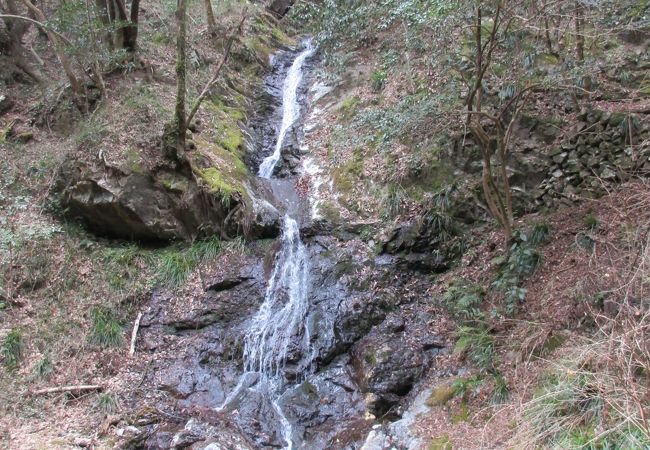 小規模な滝。軽いハイキングに