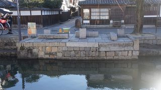 全体としては石造りの岩壁といった感じ