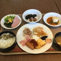 朝食はバイキング形式