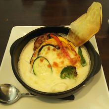 メインのハンバーグ（クリームソース）