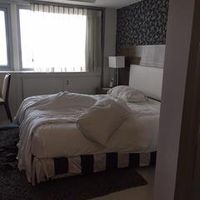 クイーンサイズほどのダブルベッド（湿気が・・・）