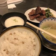 とろろをトッピング。