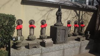 地蔵がたくさん並んでいる